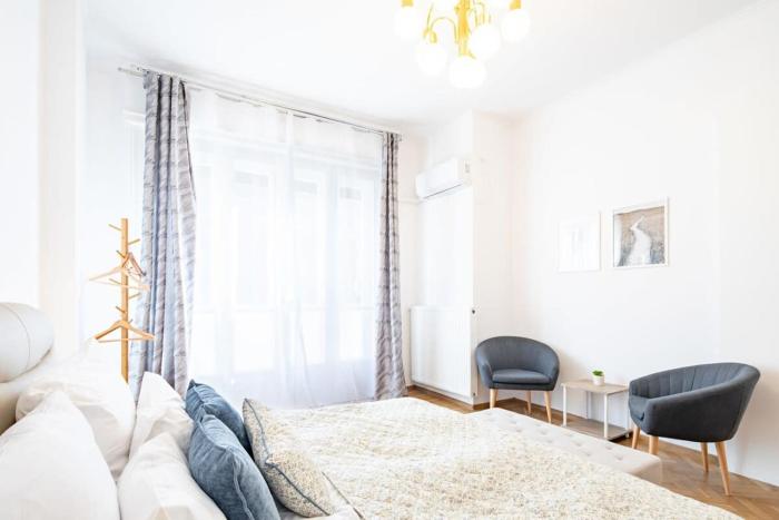 Central - Large - Balcony - Comfy - AC