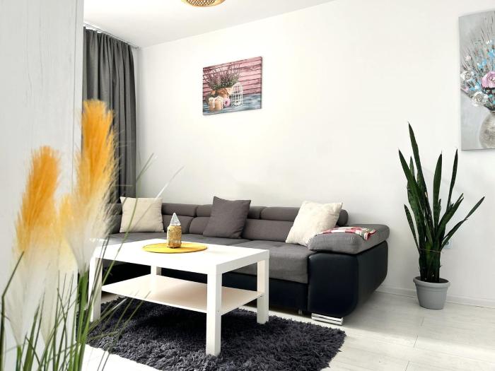 Colina Blossom Retreat - Balcony & Forest View