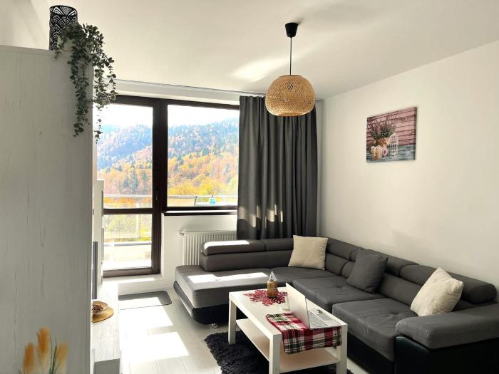 Colina Blossom Retreat - Balcony & Forest View