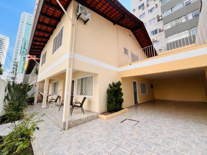 Ampla casa steps from the beach