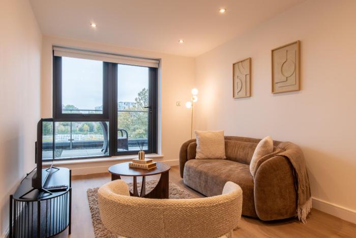 Spacious 2-Bed Apartment, Free Parking & Contractor Friendly