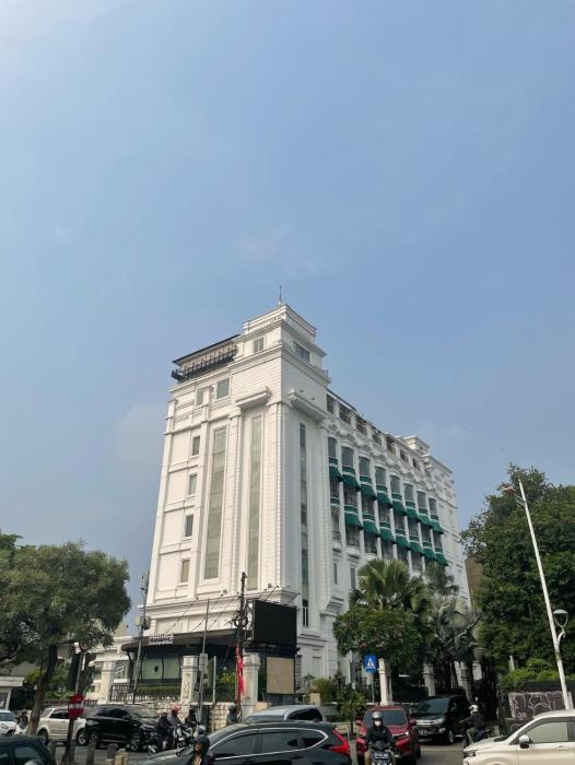 Toeti Roosseno Plaza