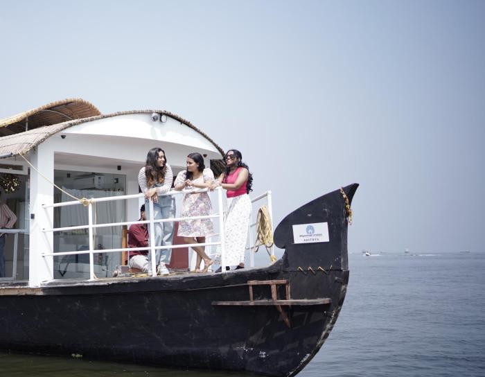 Mayooram cruises -luxury houseboat