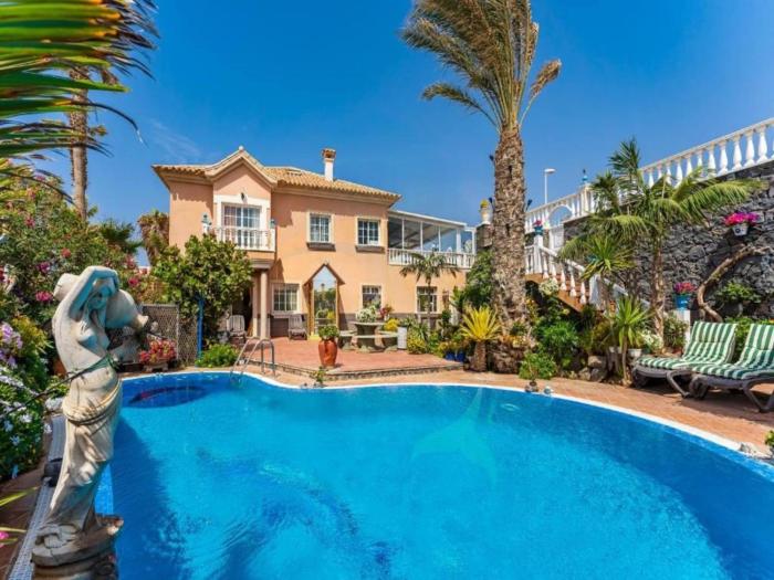 Apartment with communal pool and garden