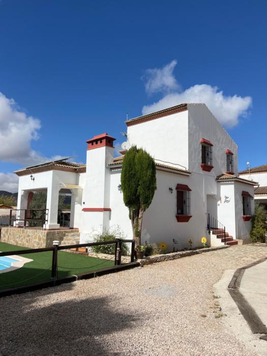 Agradable casa con piscina en la serranía.