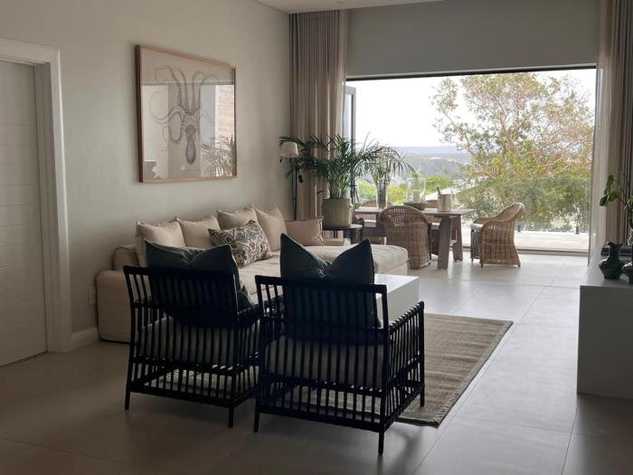 Lagoon and mountain views, Plett central, new apartment