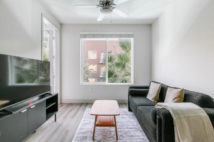 Blueground East Industrial pool nr Lake Elizabeth SFO-2074