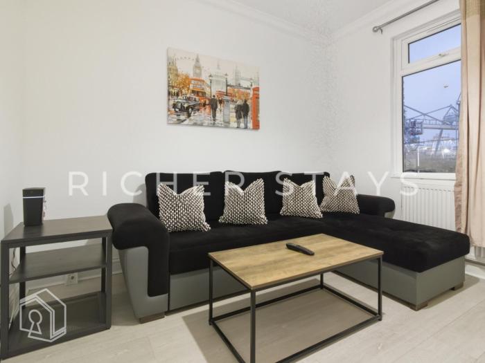 Cosy Tilbury Town 2BR Apt, Station and Amenities