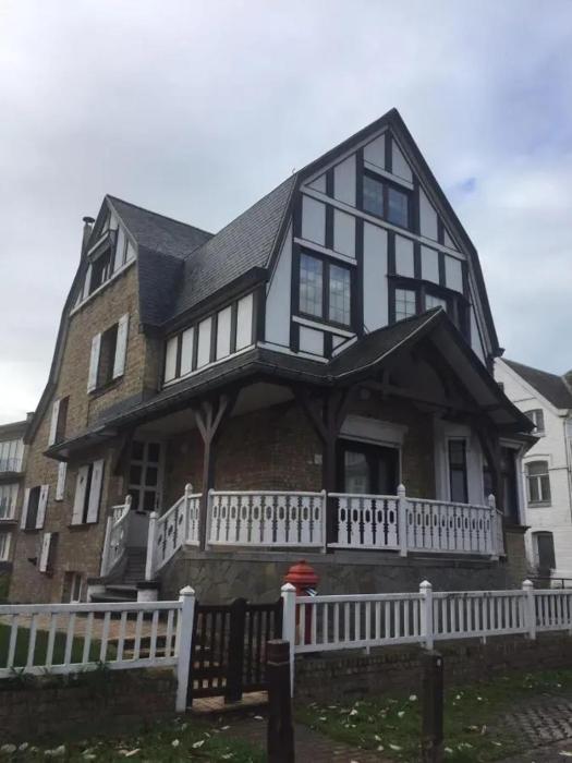 Spacious House with 6 Bedrooms in De Panne