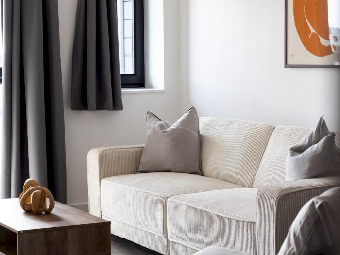 Charming Riverside View Apartment Pass The Keys