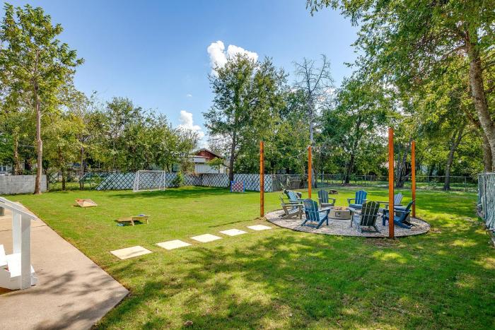 NEW Howdy House, Walk to TSU, Gameroom & Yard