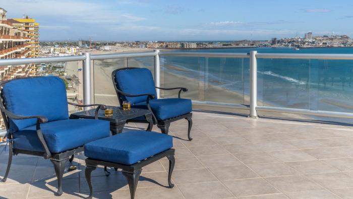PENTHOUSE**Las Palomas 3 BR 3 BA Diamante 1006