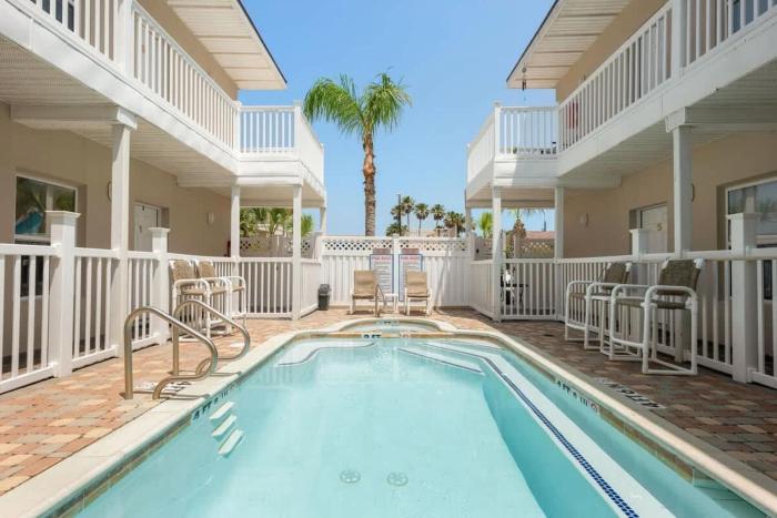 2 levels Big 3 bedroom Near Beach Pool