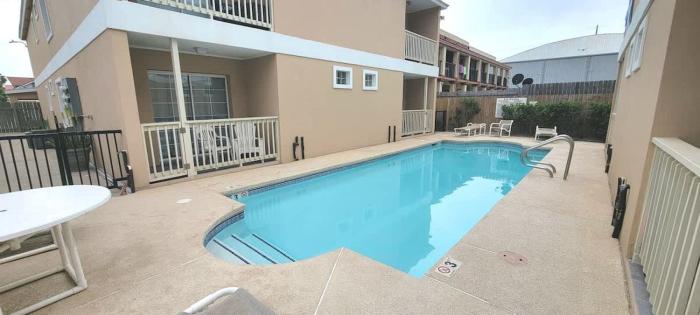 1 Block to Beach Pool Up to 6 Families