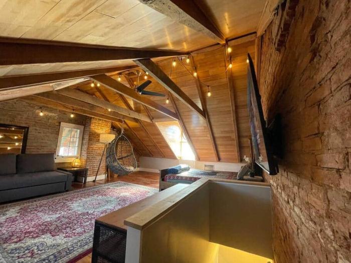 THE LEMON TREE - DOWNTOWN HISTORIC LANCASTER