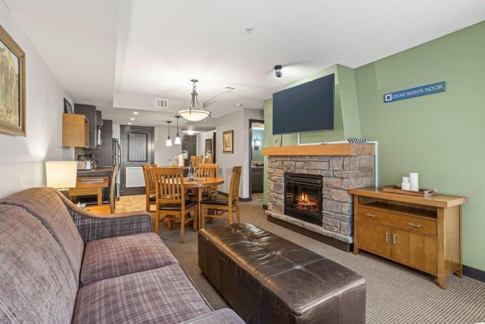 Cozy Oasis 2BR with Hot Tub and Gym 10 Mins to DT
