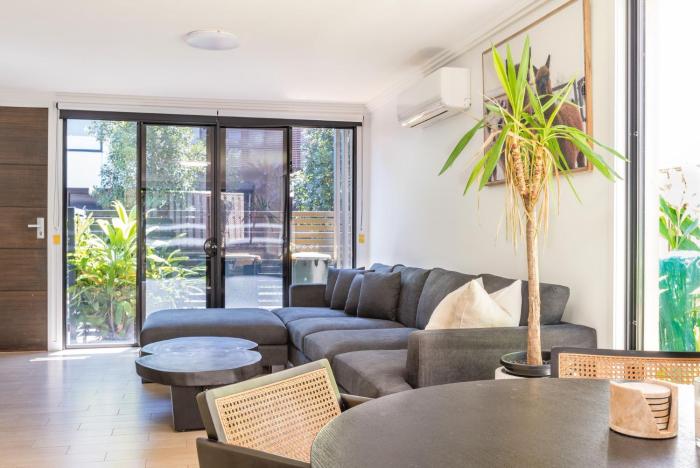 East Village Collective Poolside Urban Ease 15 min to Airport