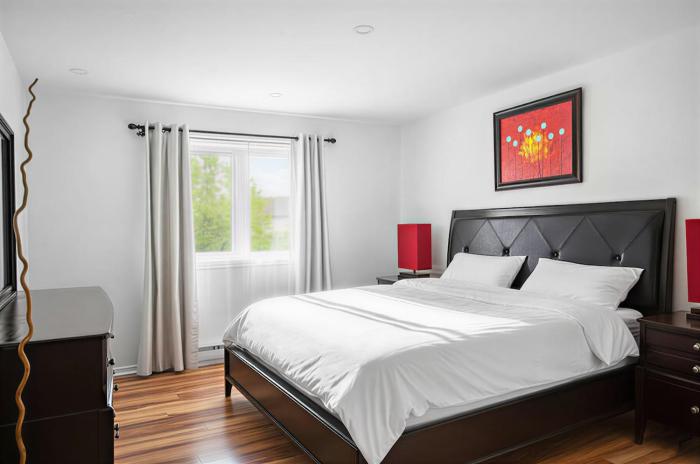 Big Luxury 2 Bedroom Condo, Free Parking, Near Downtown, King size Bed