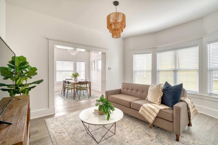 Eclectic 2BR - Victorian Charm - Steps to Fun