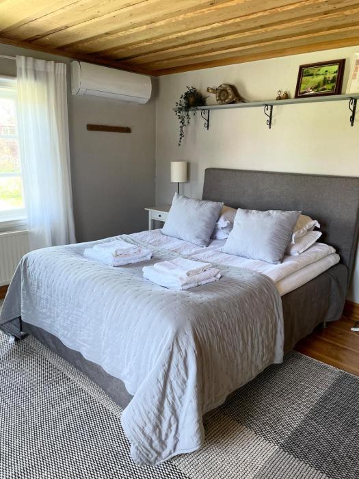 Country Escape, Cozy Village Cottage