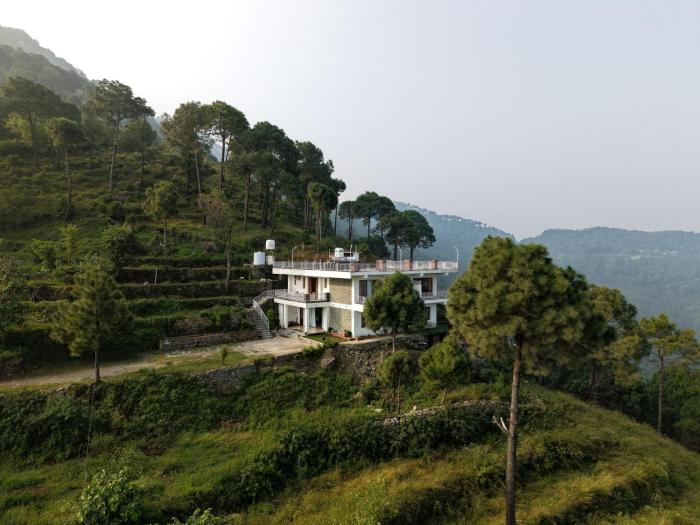SaffronStays Saanjh - 5BR pet-friendly eco villa with bonfire, BBQ, indoor games & valley-facing balconies
