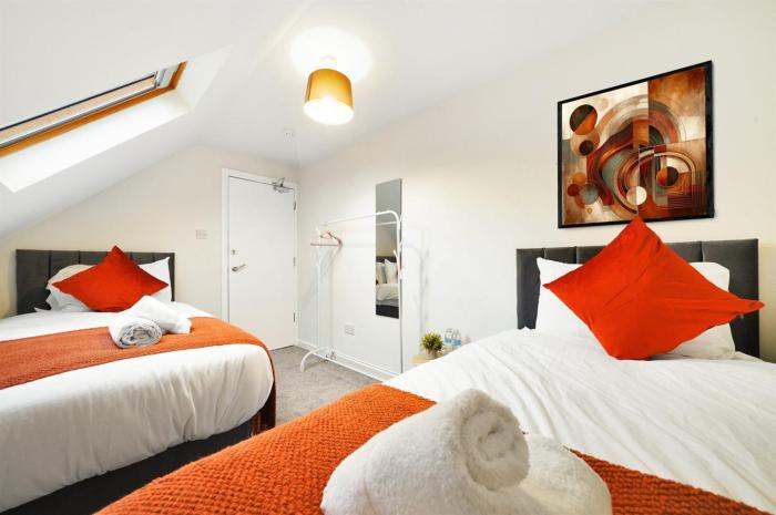 3-Bedroom 5-Bed Flat King Room Free Parking Near Reading & M4 Work Stays