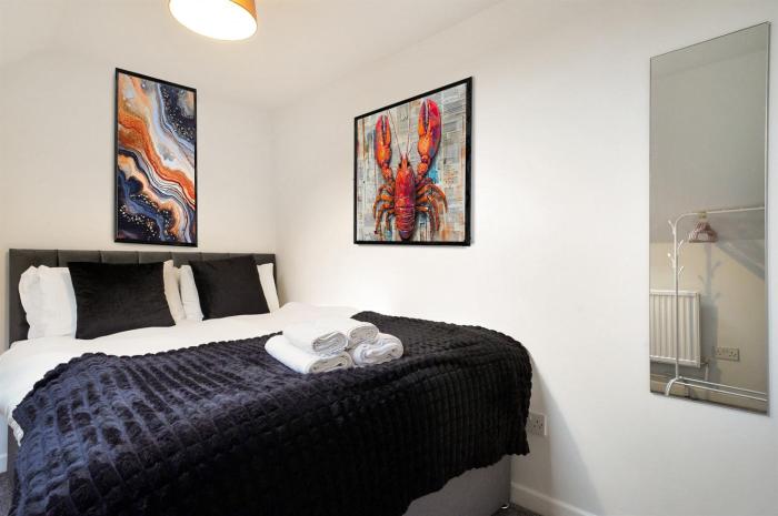3-Bedroom 5-Bed Flat King Room Free Parking Near Reading & M4 Work Stays