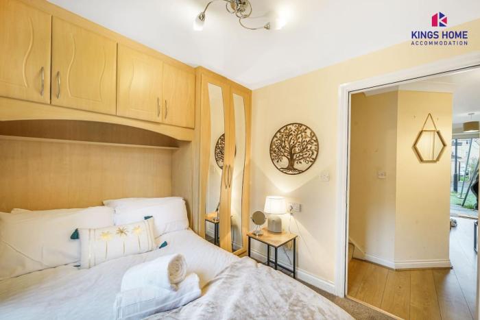 4BR 6Beds 3Bath Parking 3min Walk to Station Heathrow Airport & Windsor