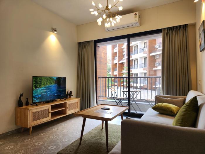 Premium 1BHK Candolim - Pool Access, Balcony - 5 Minutes to Beach