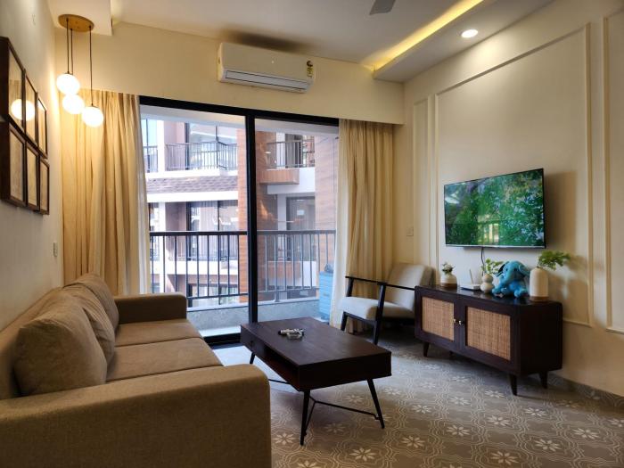 The Tranquil Haven - Candolim 1BHK with Pool & Balcony