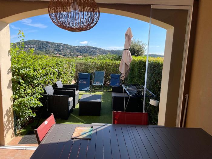 Appartement classé 2 étoiles, rez de jardin Les ISSAMBRES vue sur le golfe de St Tropez
