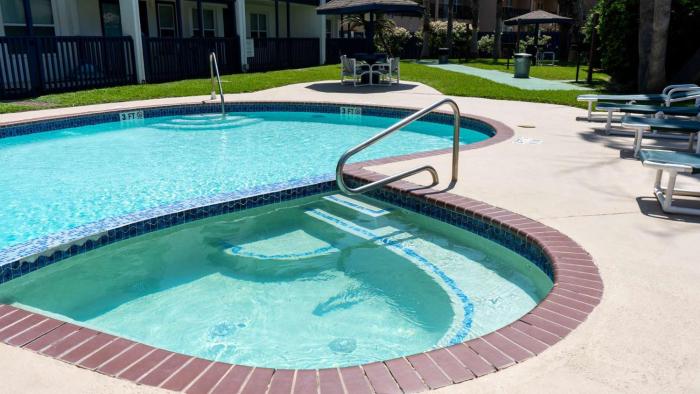 Comfy Updated Beachside Getaway