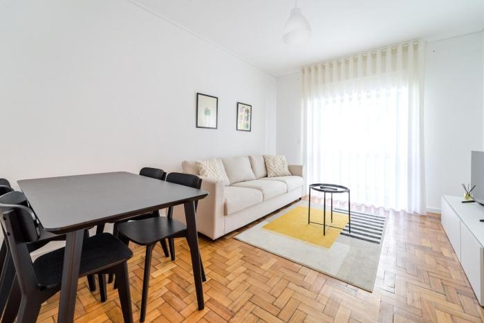 Urban Moura Flat by House and People