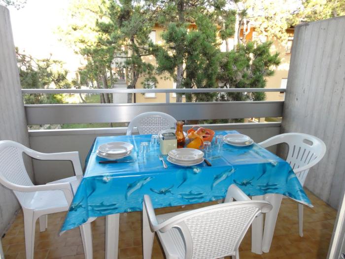 Flat with terrace close to beach