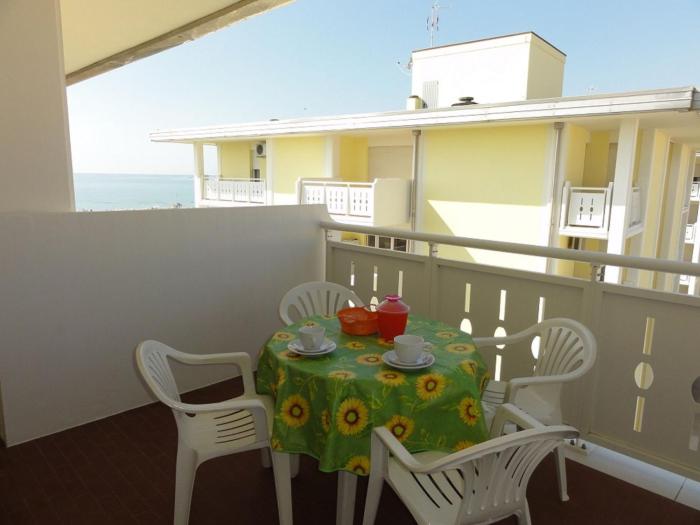 Bibione apartment with side sea view
