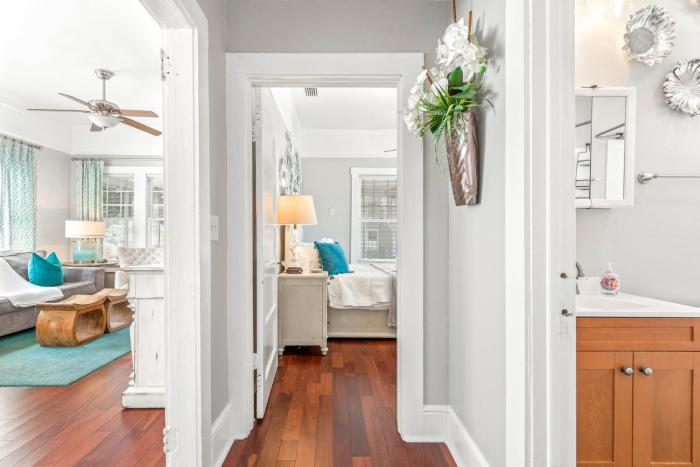 2BR Bungalow - Cozy Holiday Home Near Downtown & Beach