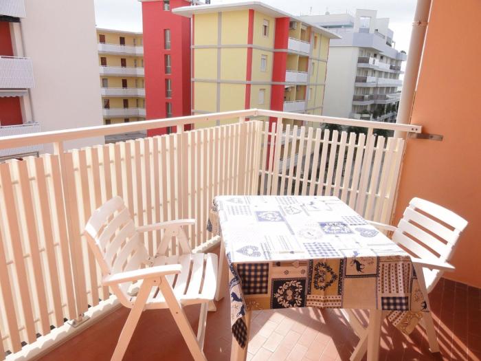 Birght holiday flat just steps from the sea