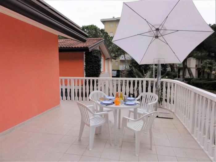 Apartment in villa with fenced garden