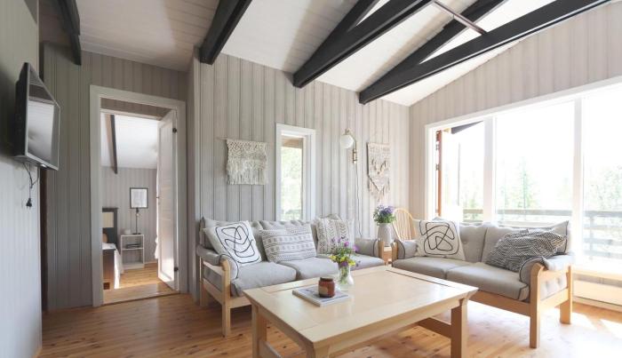 Cosy Cabin Escape with Hot Tub & Lake View