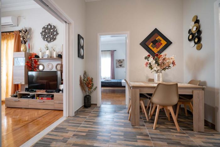 Attiki Haven - 4BR Stay - Steps from Metro by ΜΡS