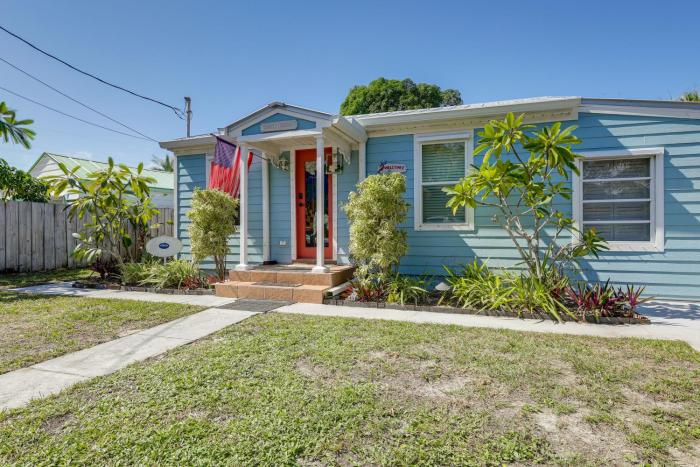 3 Mi to Jensen Beach Pet-Friendly Getaway with Yard