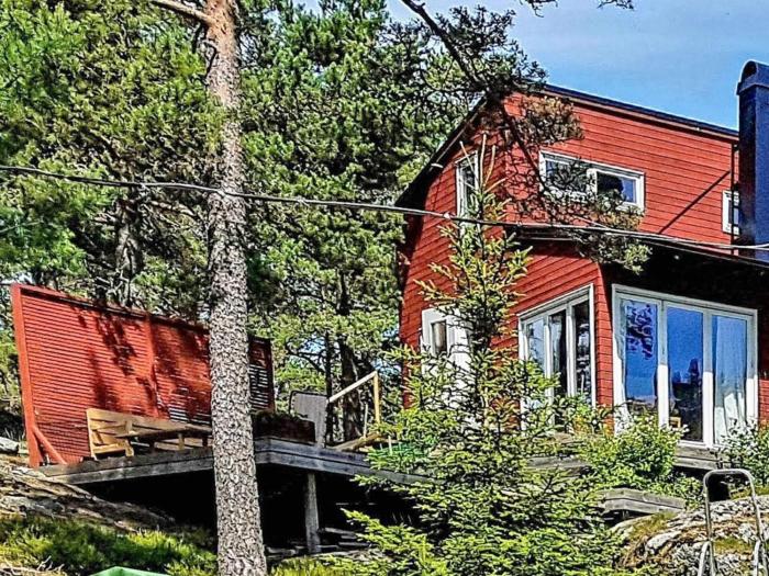 Peaceful Island Home near Sea