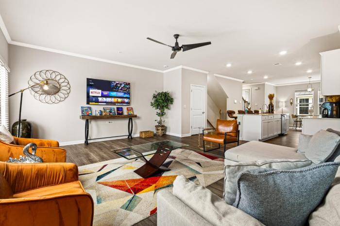 Price Cut, New Lux Home 5 mins to Airport , 15 min to Downtown, 25 min to Buckhead with 3 beds and 3 baths