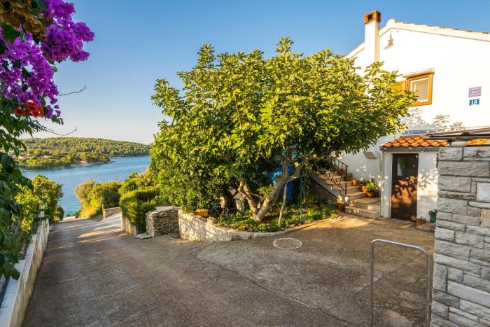 Apartments by the sea Necujam, Solta - 2090