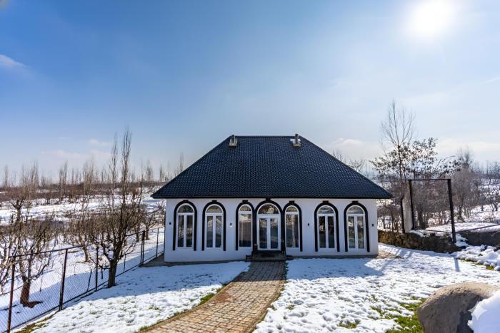 The Zoey Villa, with Central Heating, Bonfire, & BBQ