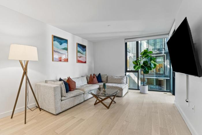 Pearl Coast - Modern 2BR with Rooftop Pool & Views