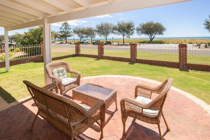 Beachfront home Busselton- Jetty Views