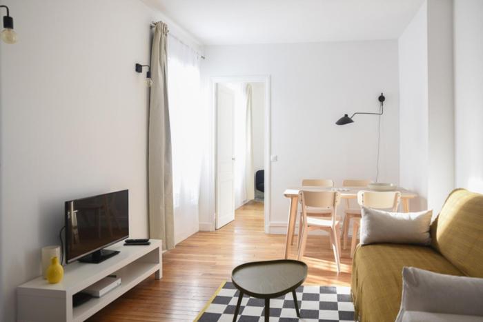 Bright apartment near Montmartre