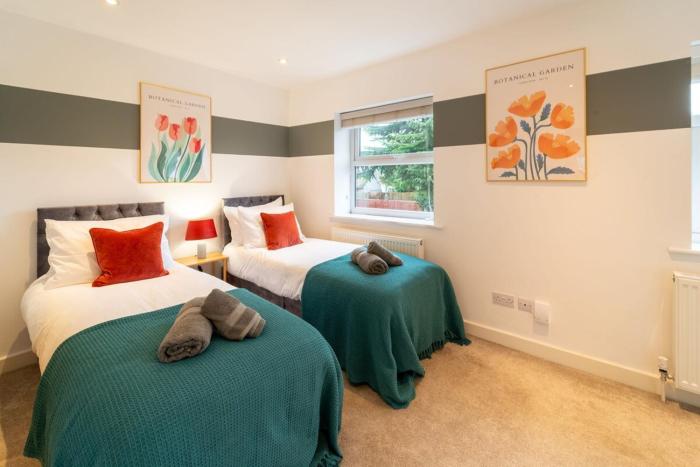 Trendy 4 Bedroom -Relocation-Leisure-Free WiFi- Guests 8