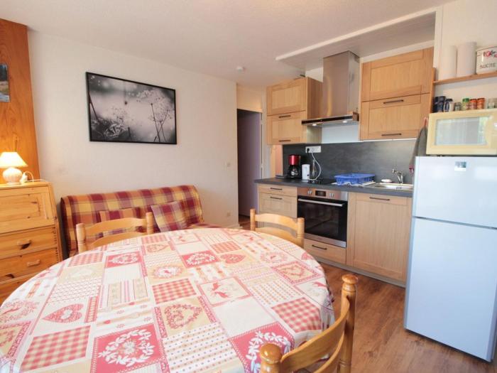 Appartement cosy 2 pièces pour 4 pers, proche centre et pistes, avec balcon, parking et équipements inclus - FR-1-572-236